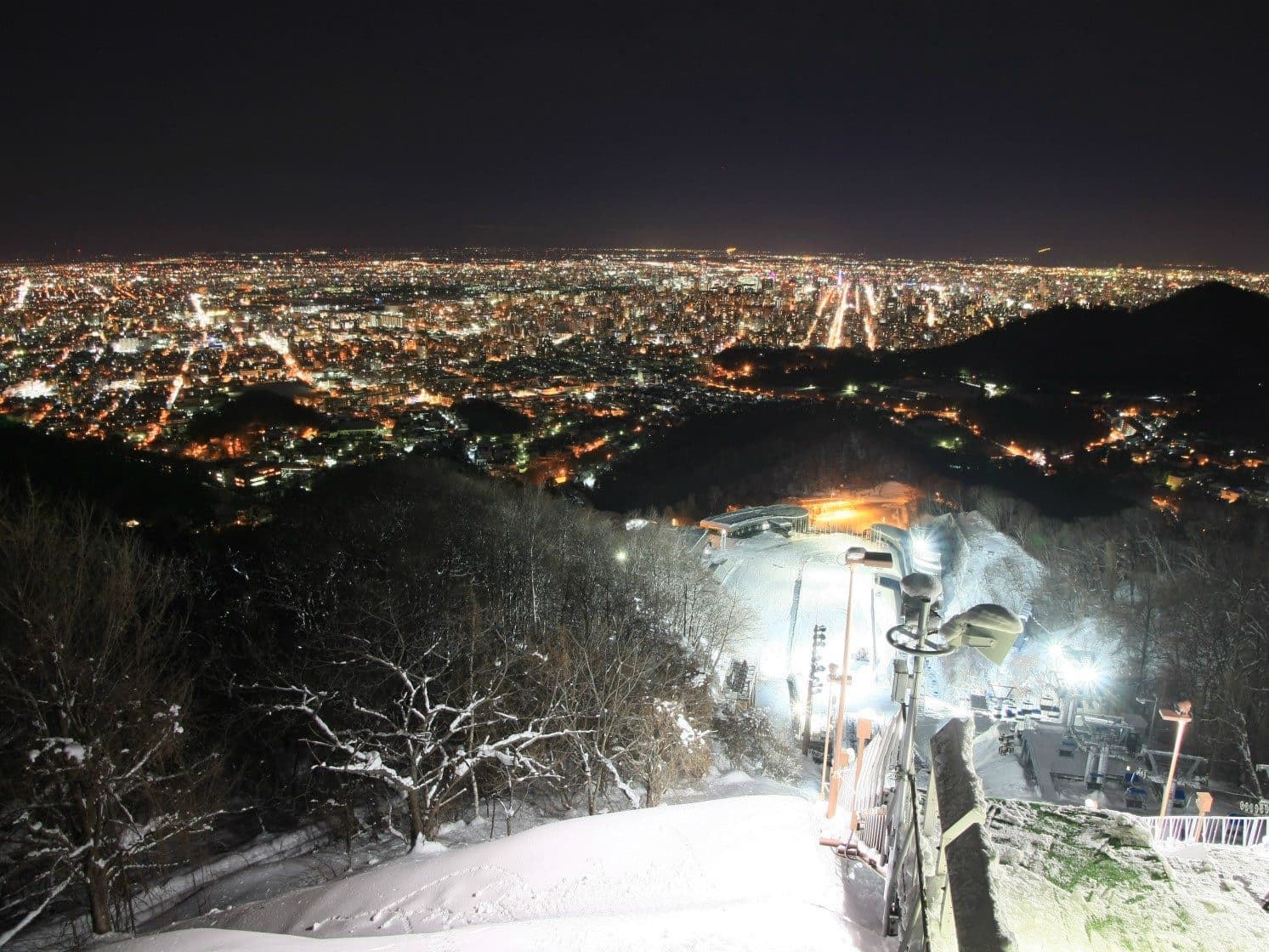 ジャンプ台から見下ろす札幌の夜景